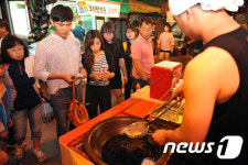 [夜~好~ 야시장이 뜬다] 두 달만에 대박…춘천 소양로번개야시장