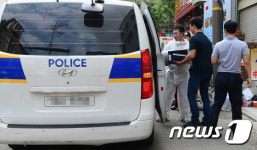 자살에 이용된 질소가스통 옮기는 경찰