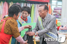 최용득 장수군수, 추석 앞두고 장수시장서 장보기