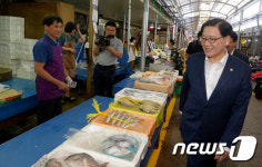 생선가게 둘러보는 정진엽 장관