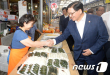 상인들과 인사하는 정진엽 장관