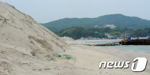 침식 방지 공사 한창인 원평해수욕장