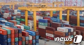 컨테이너로 가득찬 터미널