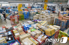 선물 제때 배송해야죠…추석 앞 원주우편집중국 밤샘 작업