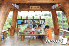 도심 속 원두막에서 책을 읽어요