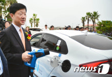 전기차 충전 시연하는 우태희 산업통상자원부 2차관