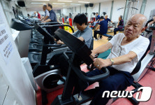 꾸준한 운동으로 건강 지키는 어르신들