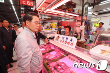축산물 점검하는 김재수 장관