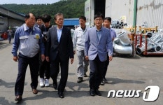 거제 조선업 협력업체 찾은 문재인