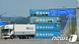 한진해운 터미널은 만원...터미널 부두밖의 컨테이너