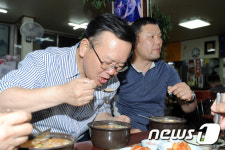 광주 양동시장 노무현 국밥집 찾은 김부겸
