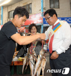 추석 앞두고 장보는 최동용 시장