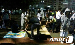 지진에 놀란 경주 시민들 초등학교로 대피