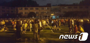 학교 운동장으로 뛰쳐 나온 포항시민들