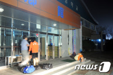 전남 한 고교 기숙사서 지진으로 벽 갈라져...대피한 학생들