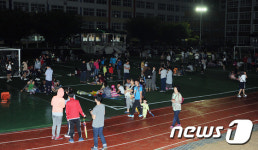 학교 운동장으로 대피한 시민들