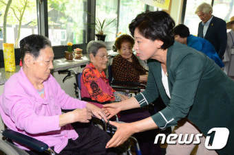 남인순 의원 '할머니 건강하세요'