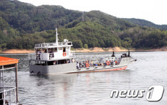 [화보]관공선 타고 성묘 나선 안동댐 수몰민