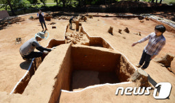 전설의 백제왕릉, 부여 능산리 발굴