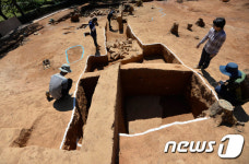 전설의 백제왕릉, 부여 능산리 발굴