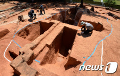 전설의 백제왕릉, 부여 능산리 발굴