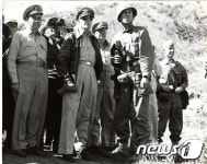 인천상륙작전 후 김포로 이동 중인 맥아더 장군과 해병대원들