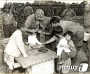 인천상륙작전 중 환자를 돌보는 해군 군의관