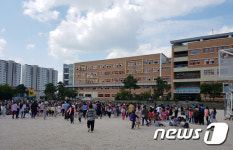 3.5 규모 여진 발생... 운동장으로 모인 학생들
