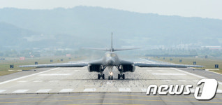 오산공군기지에 착륙한 美 B-1B 랜서