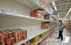 경주시내 마트...텅 빈 컵라면 매대