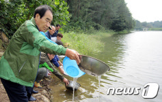 [단신]합천군 관내 소류지에 붕어 치어 방류