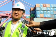 부산 신항 찾은 유일호 부총리