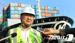 유일호 부총리, 부산 신항 컨테이너터미널 방문