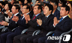 와일드푸드 축제 개막공연 보며 박수치는 박성일 군수