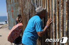 [사진] 장벽 사이로 안타까운 연인 상봉