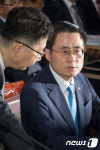 직원과 대화하는 김재수 농식품부 장관