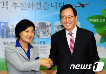 송하진 전북지사 손잡은 추미애 대표