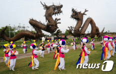 쌍용의 기운 받아 축제 성공을 빕니다