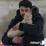 내전으로 폐허된 도시에서 길고양이 기르는 캣맨