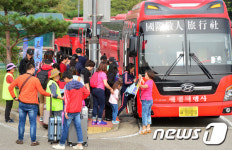 버스 탑승하는 유커들