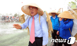 삿갓에 도롱이 맨 문재인