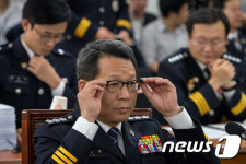 안경 고쳐쓰는 김정훈 서울지방경찰청장