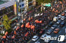 거리를 가득 메운 노조행진