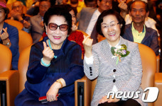 신연희 강남구청장, 어르신과 함께 손가락 하트
