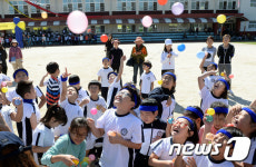 거창 초등학교 운동장에서 펼쳐지는 가을 운동회