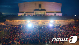 예술의 전당 앞을 가득 메운 시민들