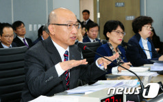 일본 전범기업 투자에 대한 답변하는 문형표