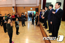 전주 꽃밭정이노인복지관 현장시찰하는 보건복지위