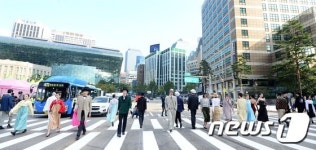 횡단보도에서 열리는 패션쇼