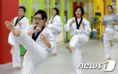 태권도 발차기하는 이주여성들